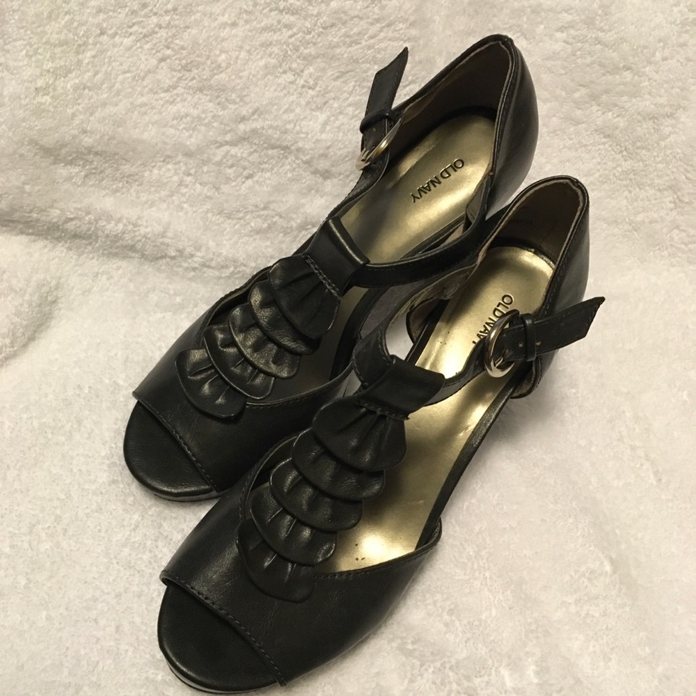 Platform heel dark gray w/ ankle strap